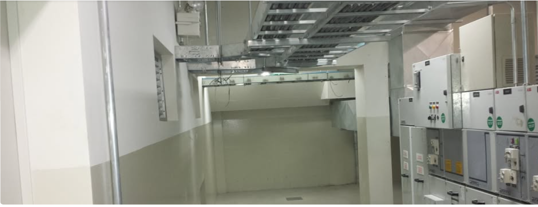 Instalação elétrica industrial com painéis elétricos